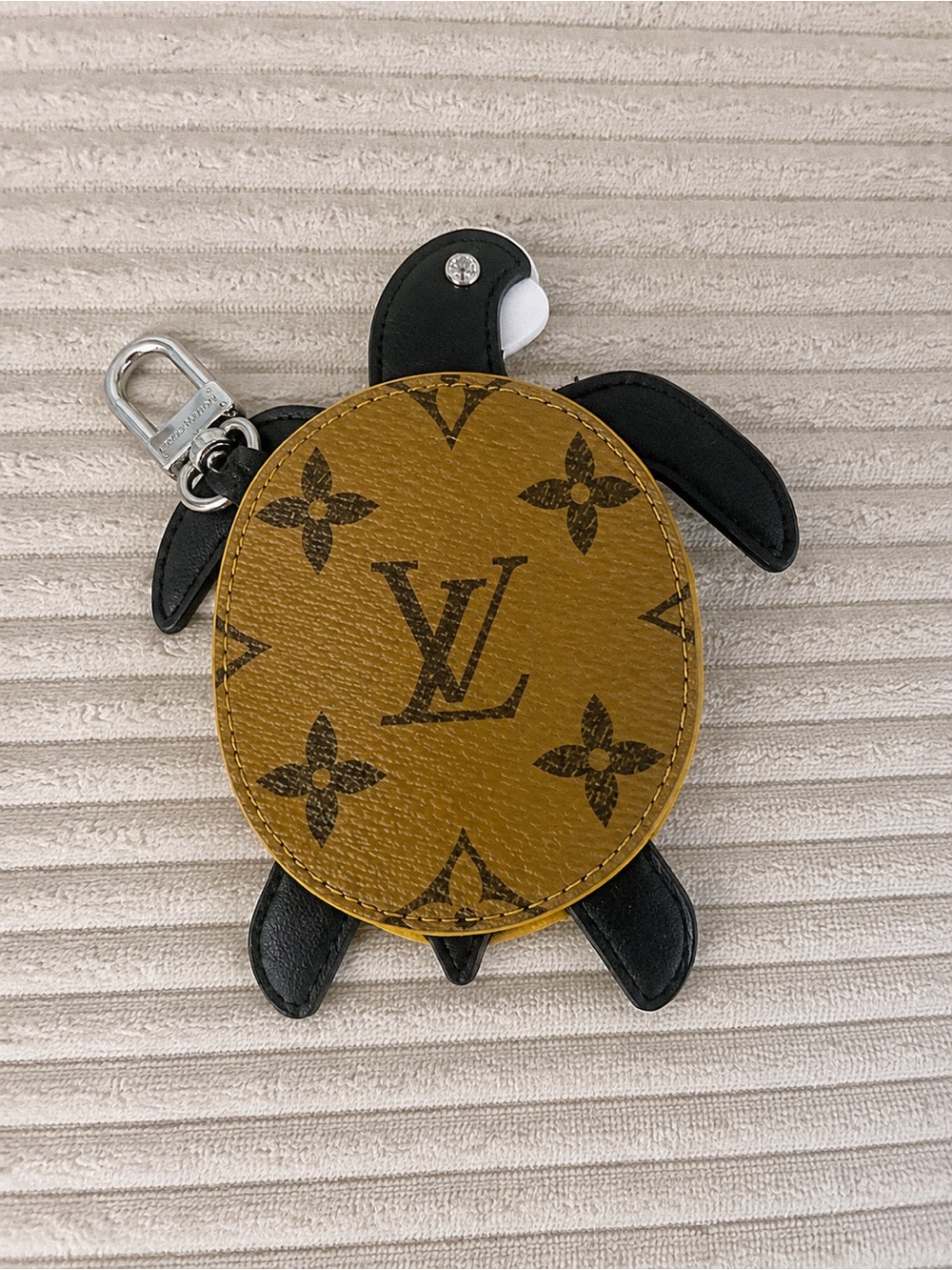 Luxury Black and Brown Turtle Charm Key Holder - Picture 3 of 5